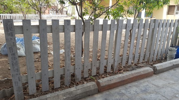 PICKET FENCE WITH FLAT TOPS