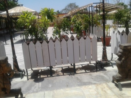 PICKET FENCE WITH POINTED TOPS